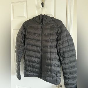 Men’s Uniqlo black lightweight puffer jacket